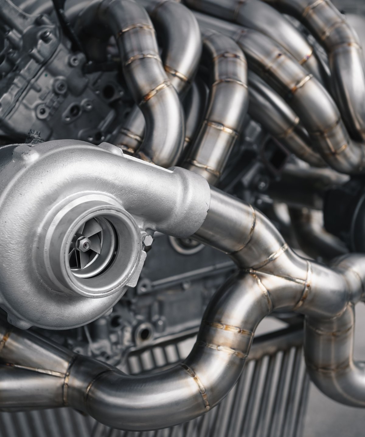 Turbocharged V8 engine with exhaust headers
